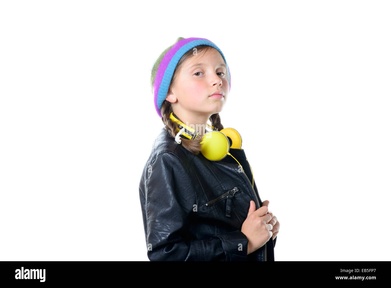 Fille avec une veste noire et casque sur fond blanc Banque D'Images