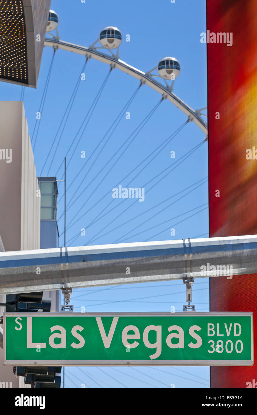 Le Las Vegas Boulevard street sign et la Grande Roue High Roller à Las Vegas, Nevada. Banque D'Images