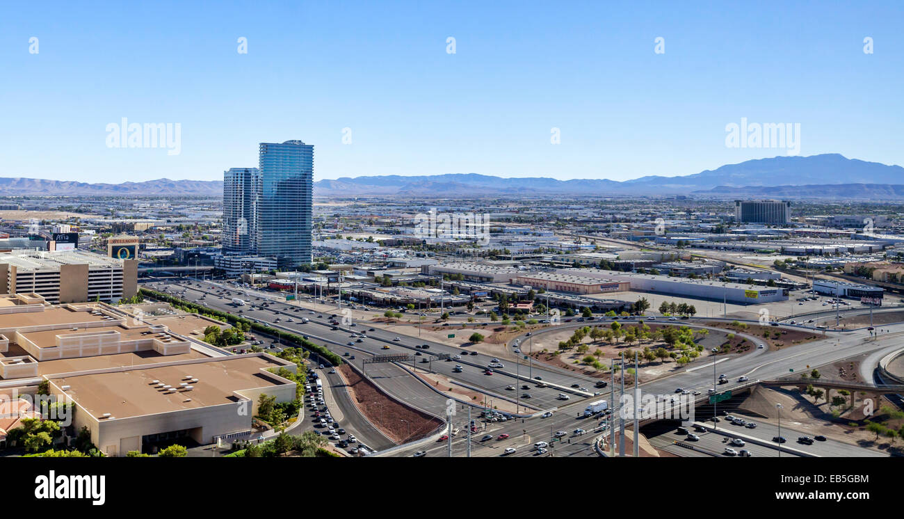 Une vue sur Las Vegas, Route 15 Sud et les montagnes au loin. Banque D'Images