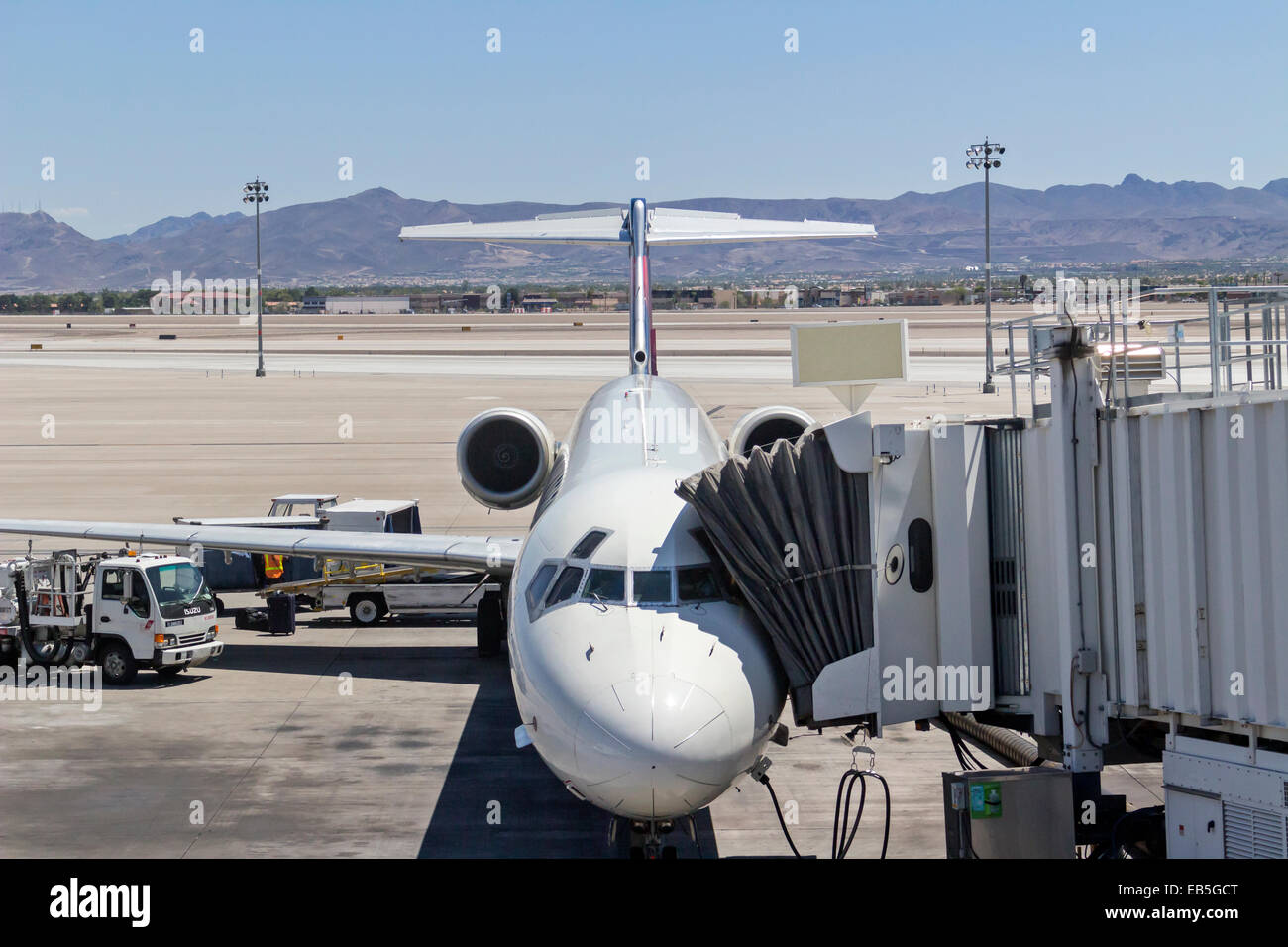 Un avion de la préparation pour le vol à la Las Vegas, Nevada l'aéroport McCarran. Banque D'Images