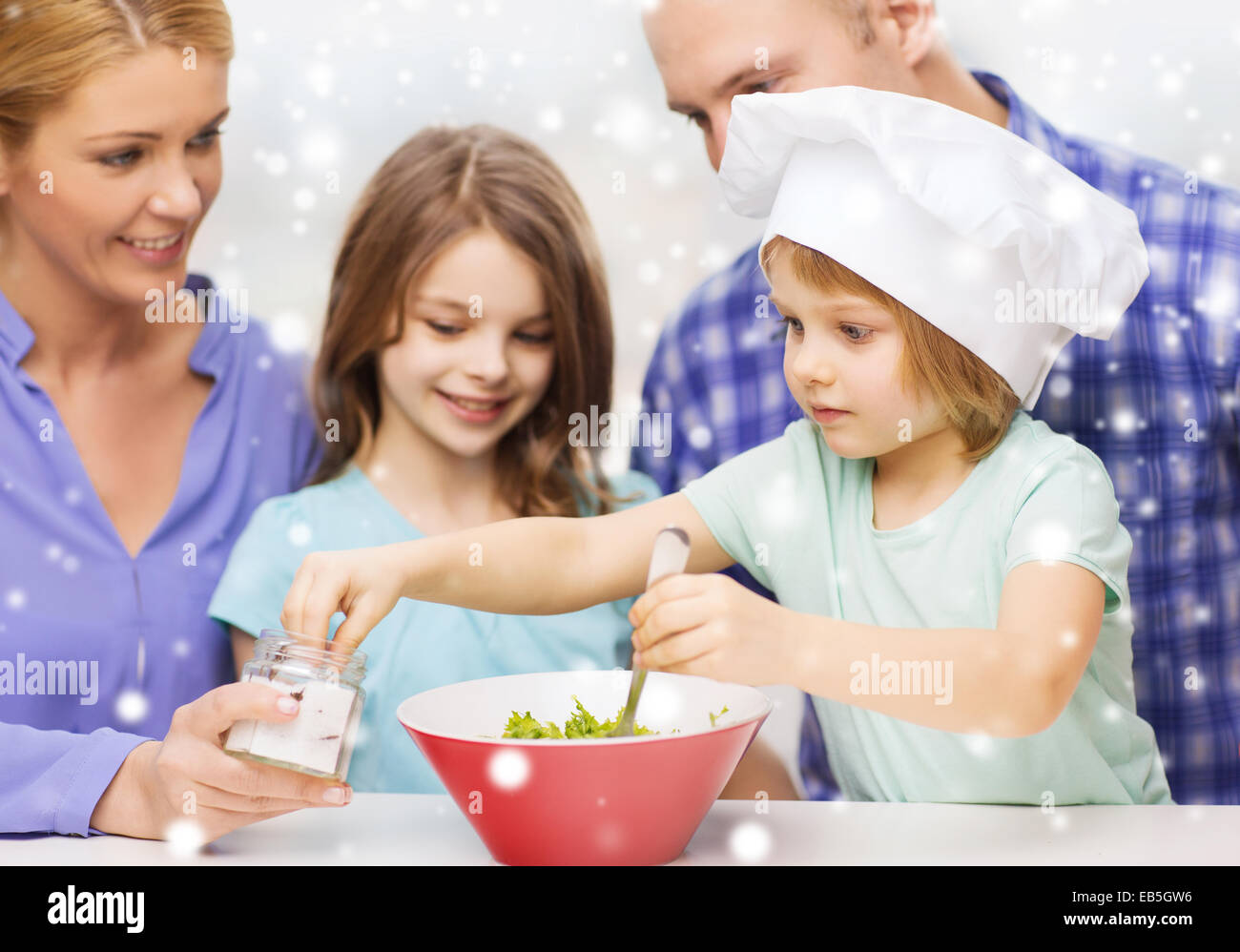 Famille heureuse avec deux kids à la maison salade Banque D'Images