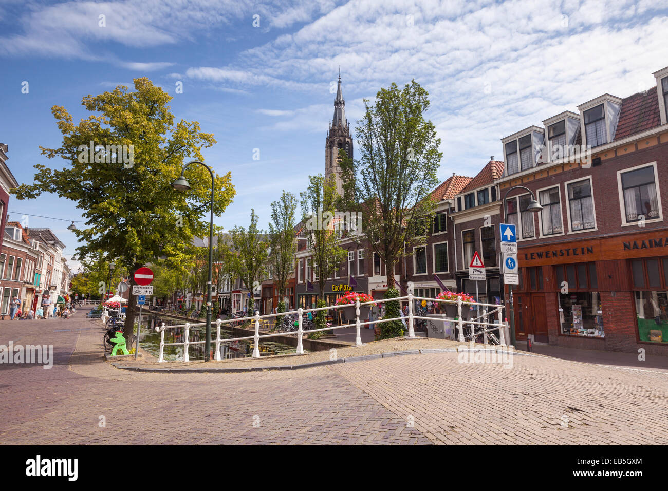 Le centre historique de Delft. Nieuwe Kerk église peut être vu au-dessus des toits. La ville est principalement connue pour son centre historique à Banque D'Images