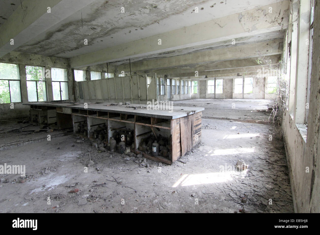 Bhopal, en Inde. 28 Oct, 2014. Une ancienne usine de l'usine Union Carbide à Bhopal, Inde, 28 octobre 2014. C'était le pire accident industriel de tous les temps, il y a 30 ans d'une explosion survenue dans une usine de pesticides hautement toxiques libérés de tonnes d'isocyanate de méthyle (MIA) tuant des milliers de personnes à Bhopal, en Inde. Photo : DOREEN FIEDLER/dpa/Alamy Live News Banque D'Images