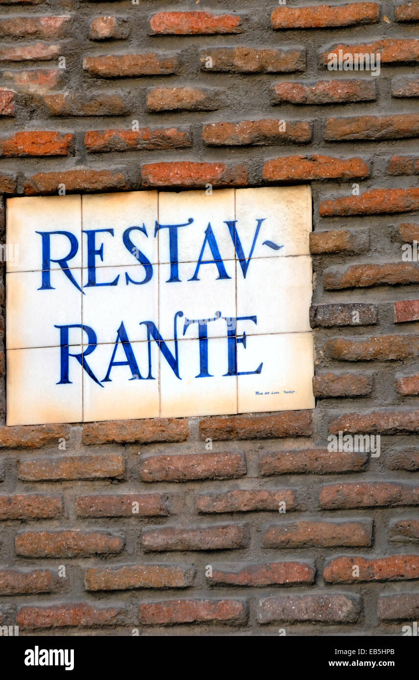 Madrid, Espagne. Détails de sol carrelé signe sur mur extérieur du restaurant Botin (17thC, plus vieux restaurant de l'Europe) Banque D'Images