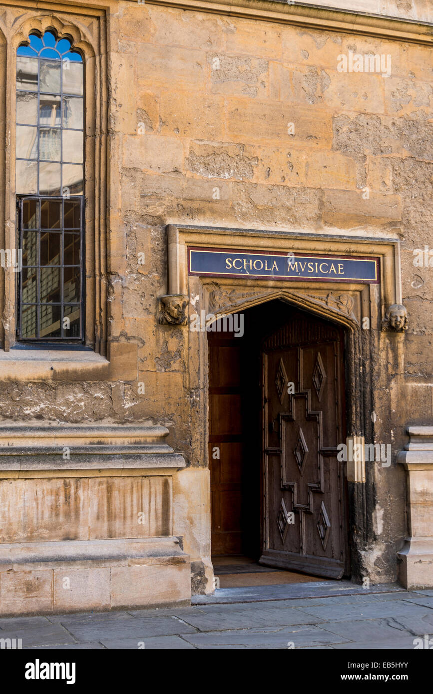 Une porte de la vieille Bodleian Library dans le quadrangle d'écoles, l'Université d'Oxford Banque D'Images