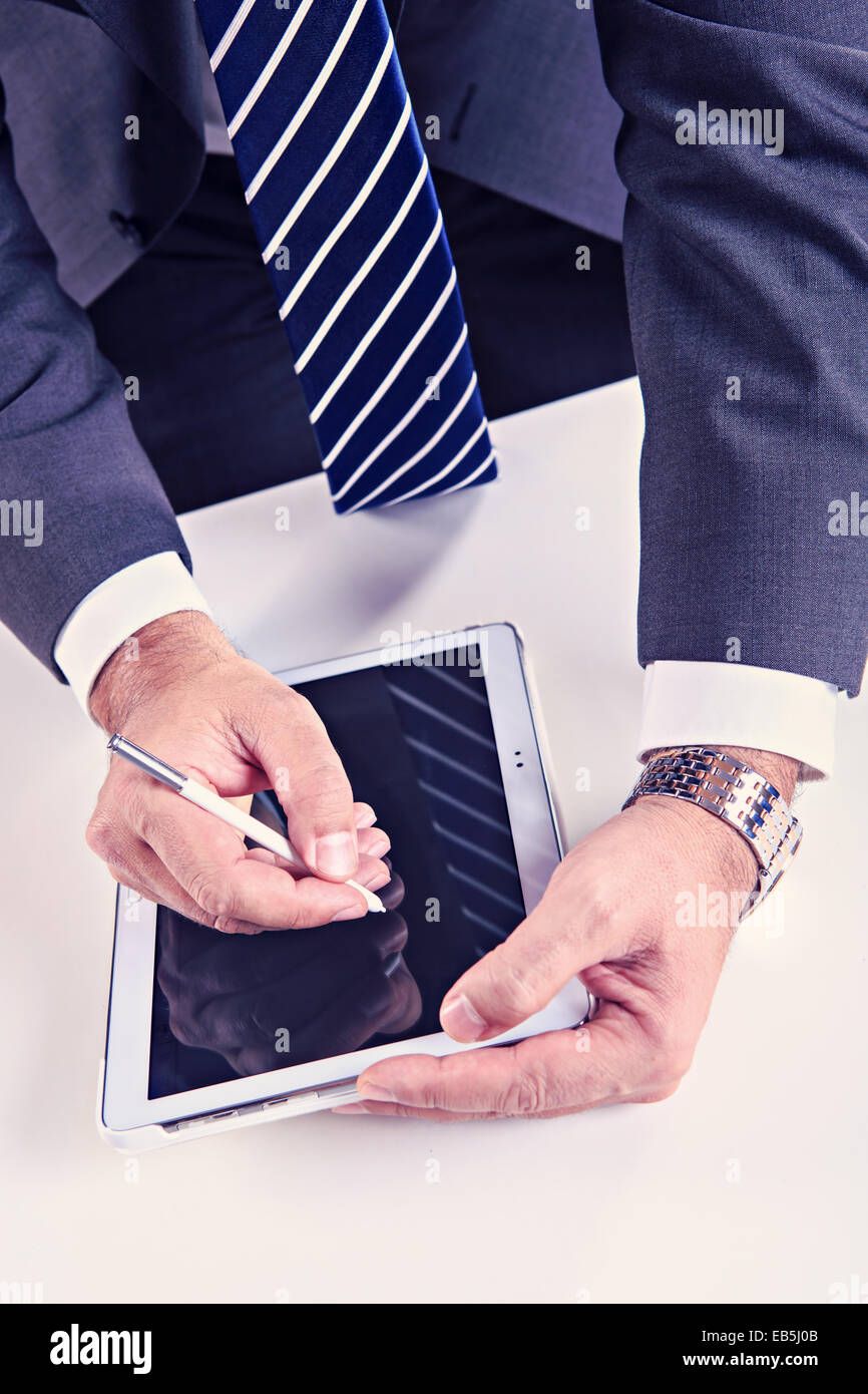 Portrait d'un homme d'affaires avec le PC tablette Banque D'Images
