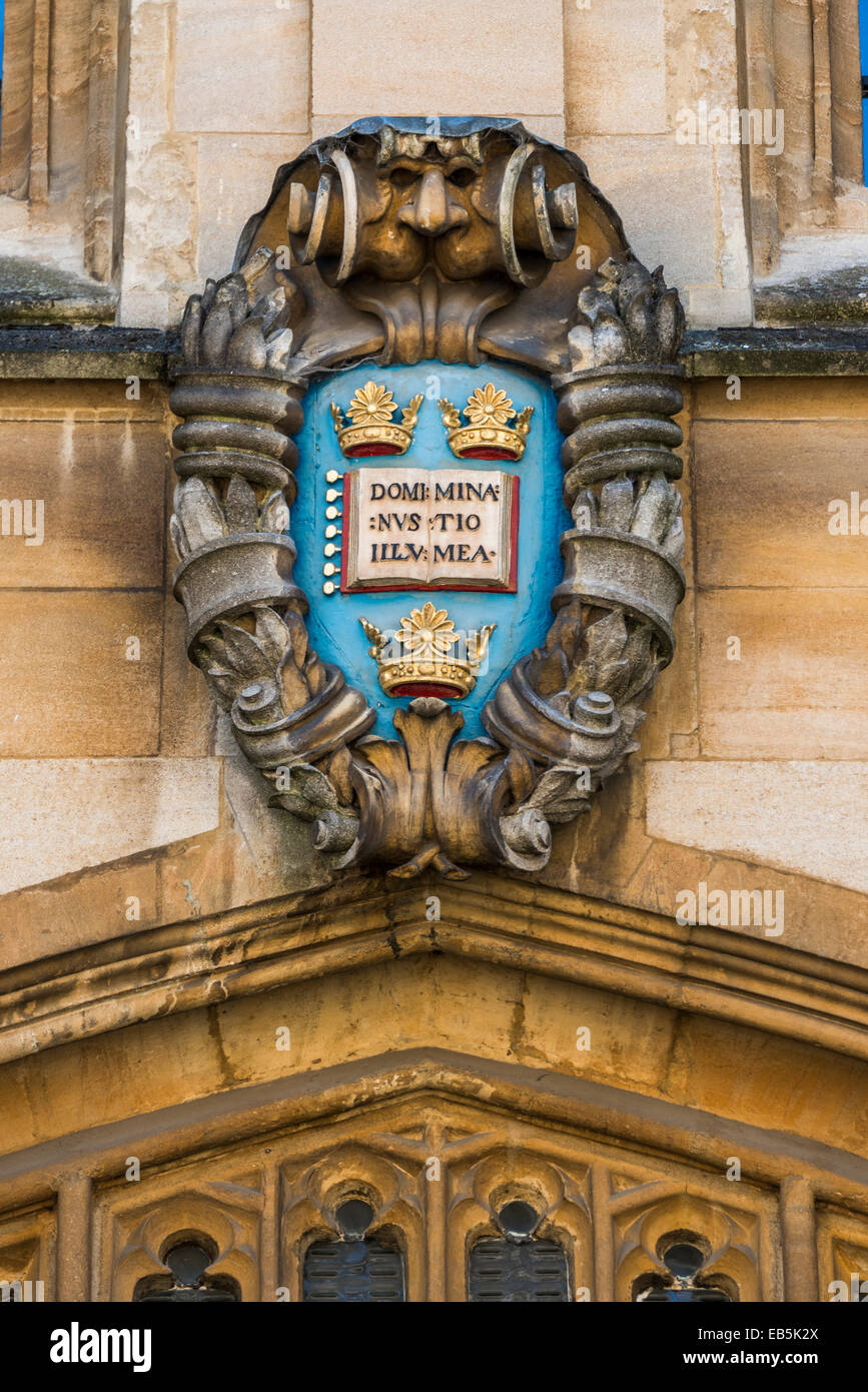 Armoiries de l'Université au-dessus d'une porte extérieure du Divinty School de l'Université d'Oxford, conçu par Christopher Wren en 1 Banque D'Images