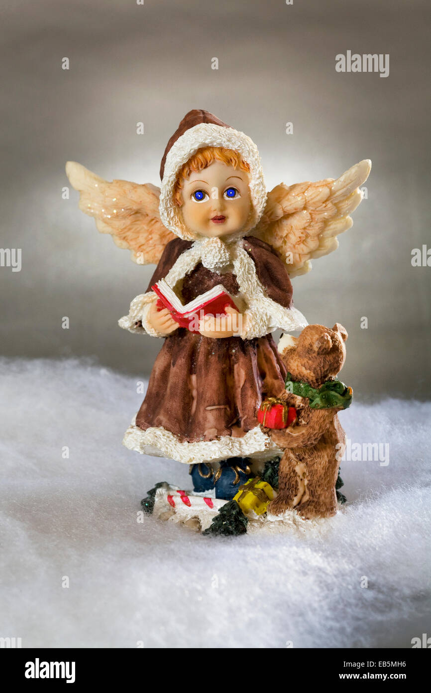 Portrait d'un Ange debout sur un nuage dans le ciel. Banque D'Images