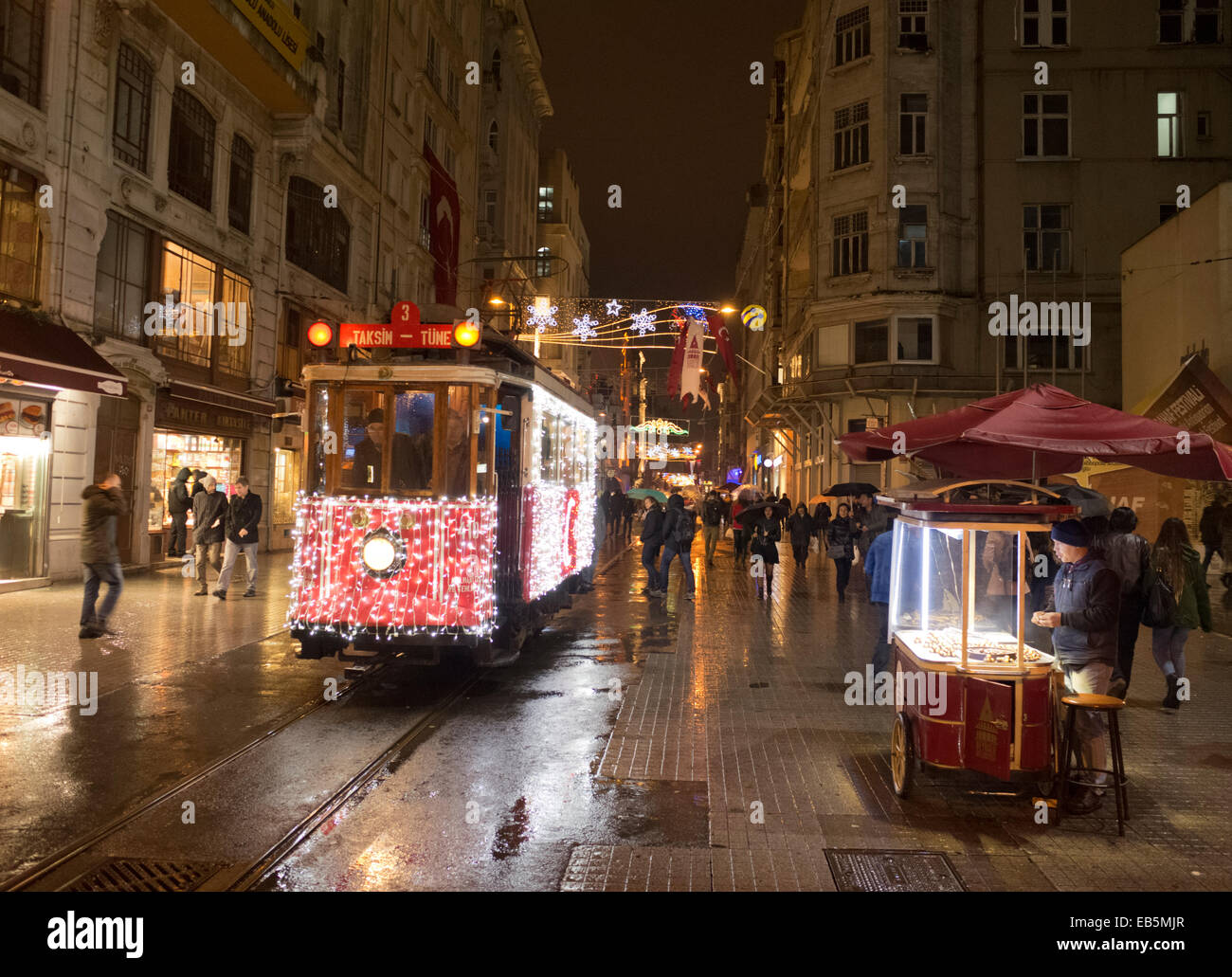 Vieux tramway sur l'avenue Istiklal Cadessi, Istanbul, Turquie Banque D'Images