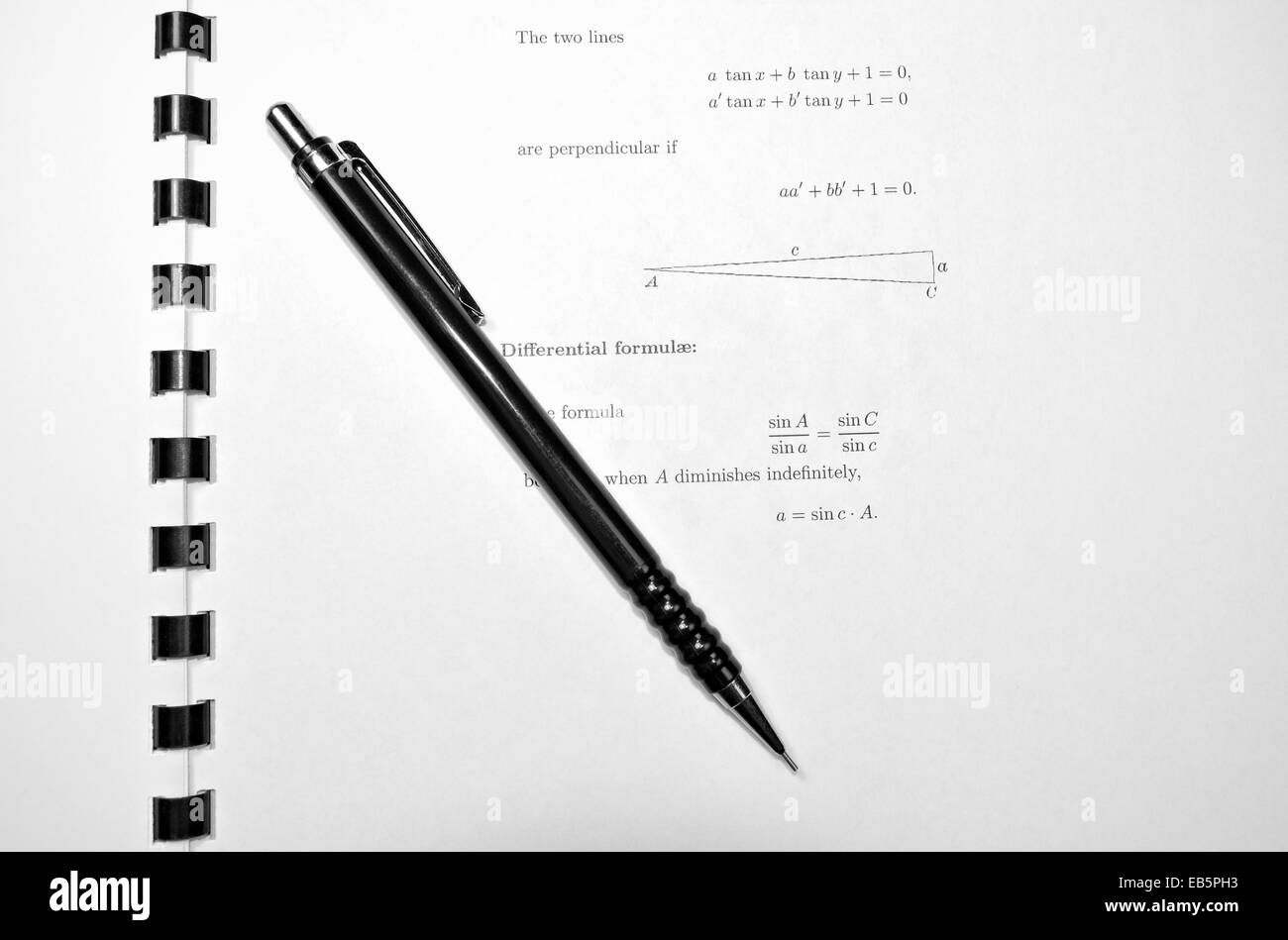 Crayon et livre mathématique sur un certain type de géométrie Banque D'Images