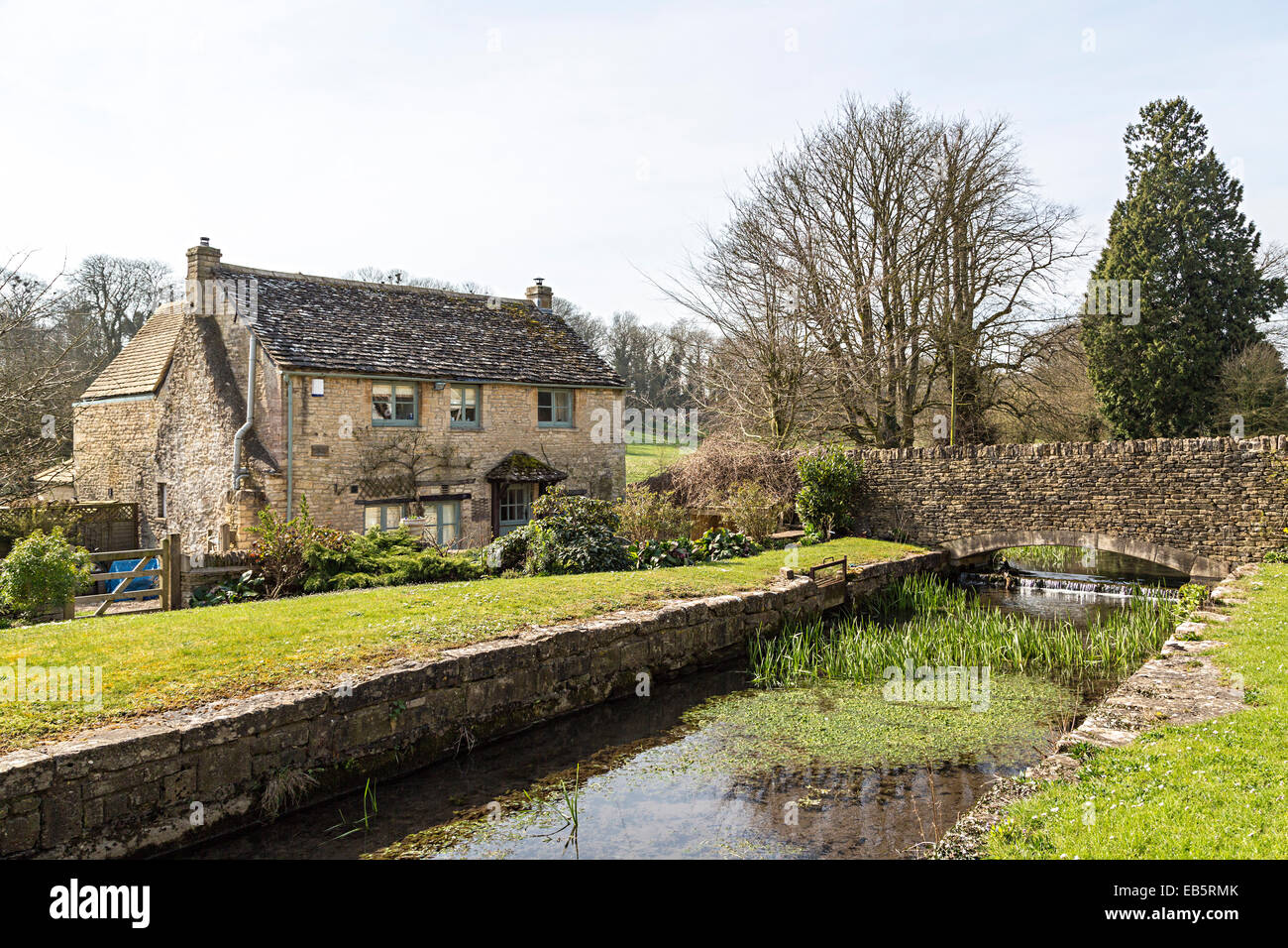 Maison en pierres avec pont et ruisseau, Northleach, Oxfordshire, Cotswolds, Royaume-Uni Banque D'Images