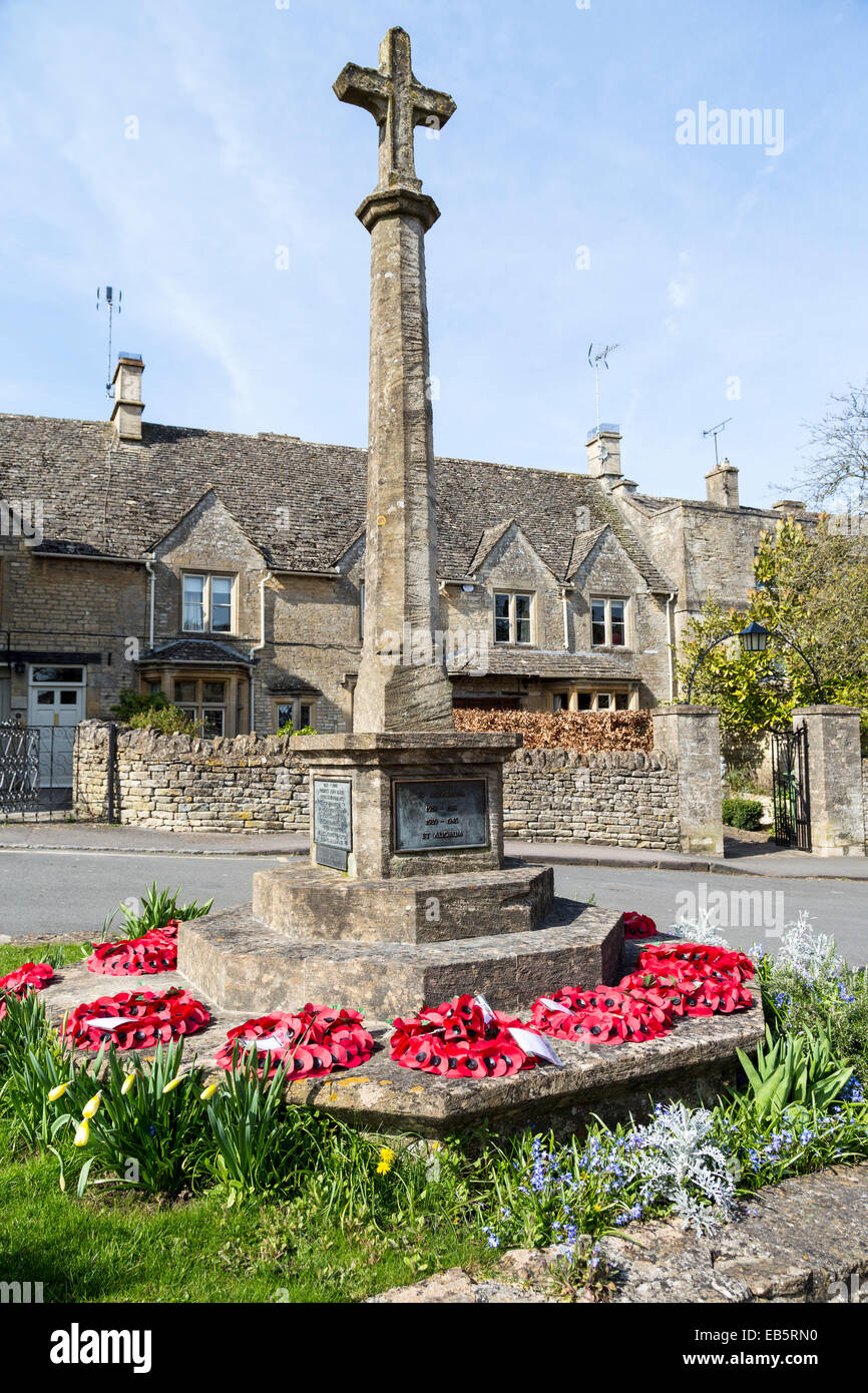 Coquelicots sur War Memorial, Northleach, Oxfordshire, Cotswolds, Royaume-Uni Banque D'Images