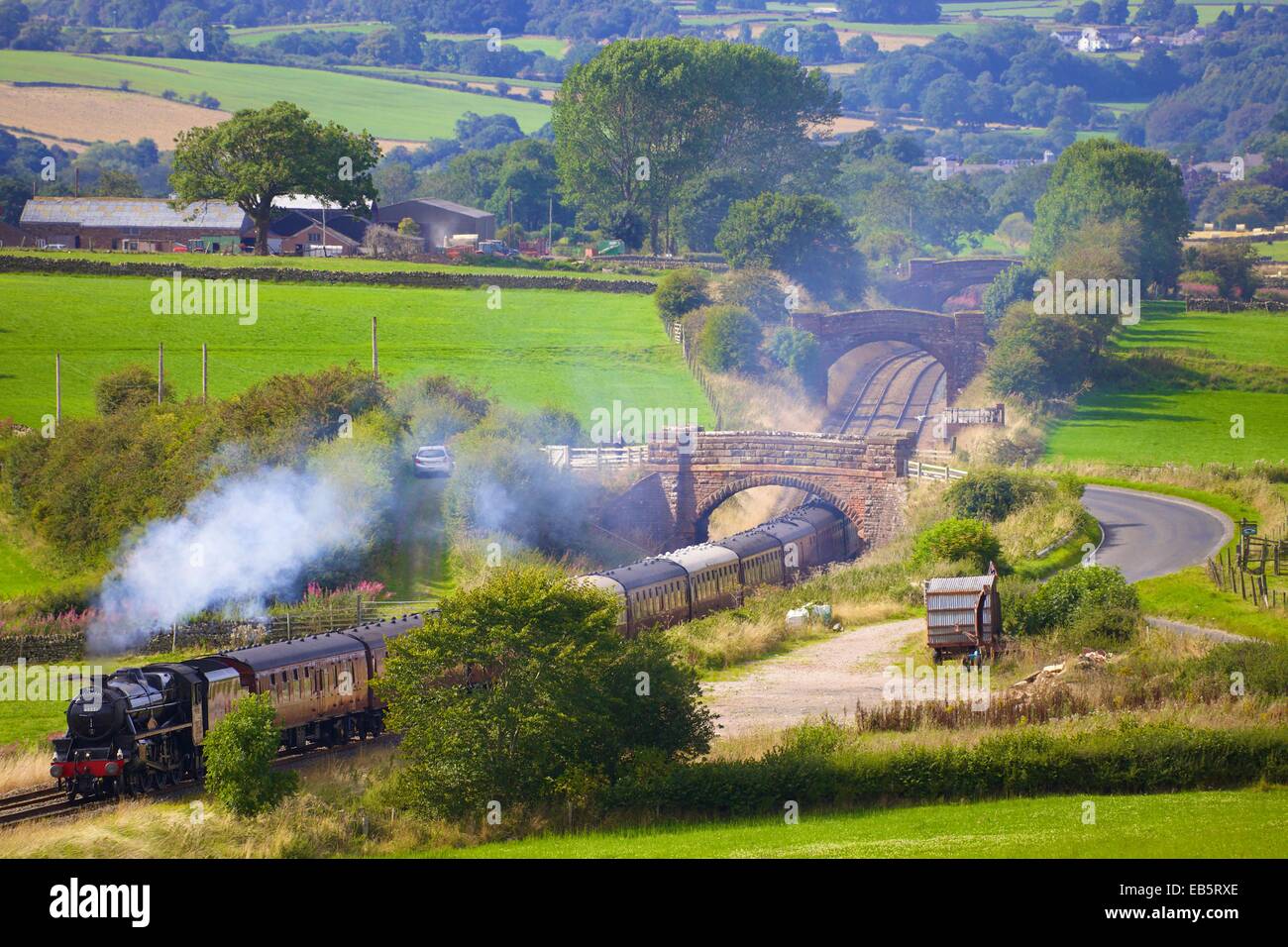 Le Sherwood Forester train à vapeur. Grange haute, ferme, s'installer à Carlisle Langwathby ligne de chemin de fer, Eden Valley, Cumbria, Angleterre. Banque D'Images