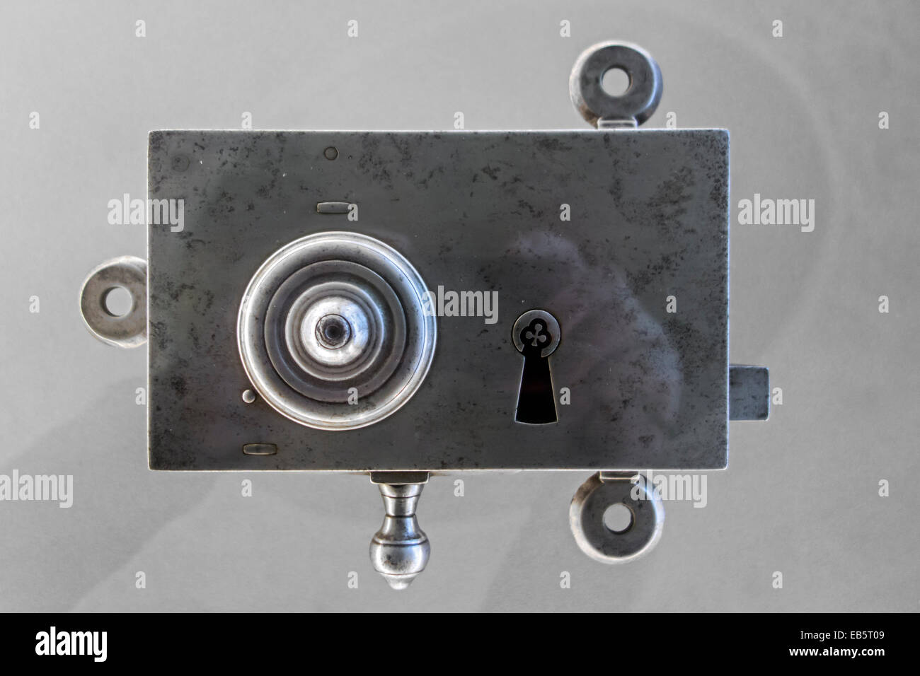 Ancien 18e siècle plaque de porte en métal Banque D'Images