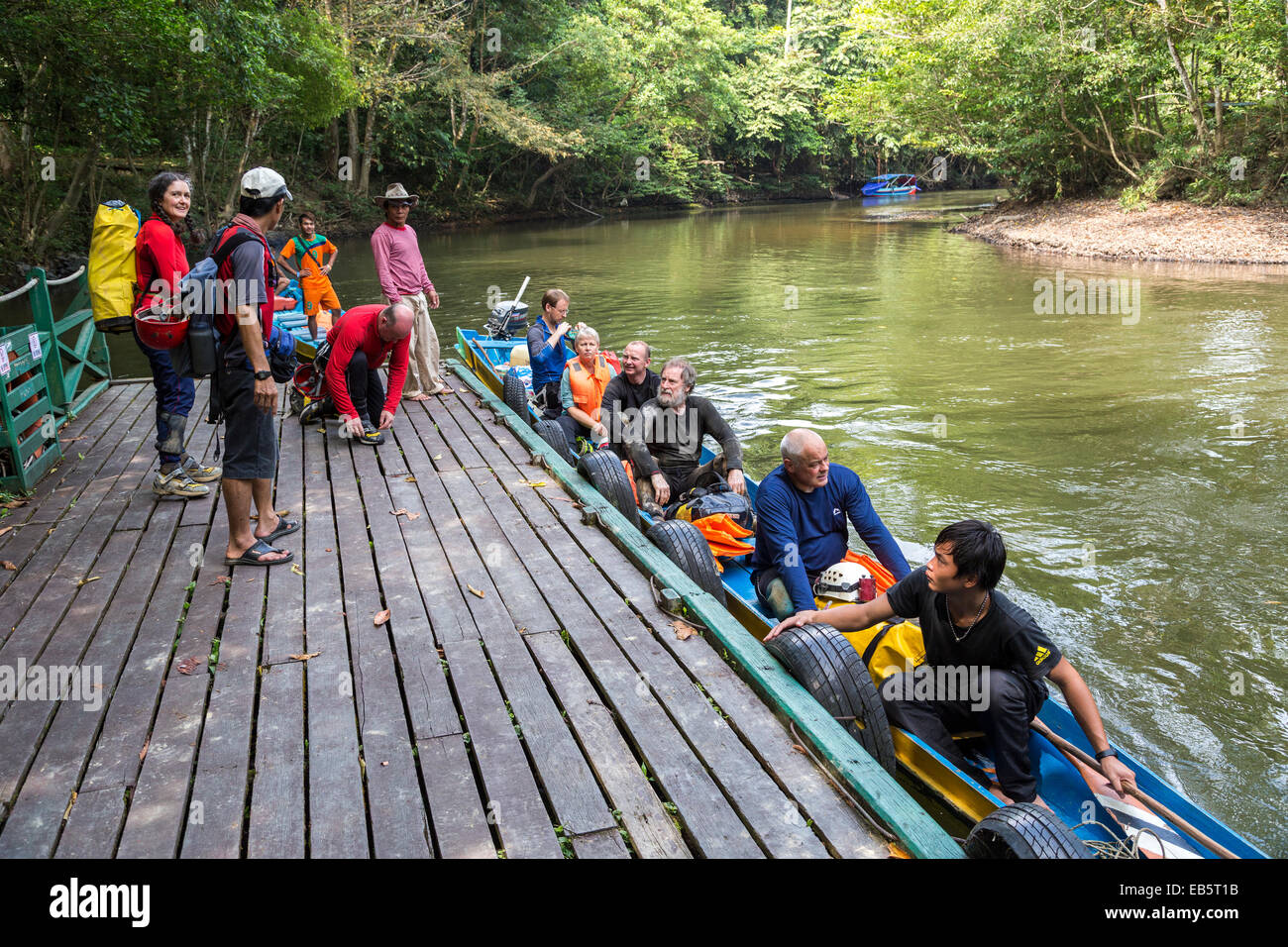 Entrer dans longboat sur la rivière Melinau, Mulu, Malaisie Banque D'Images