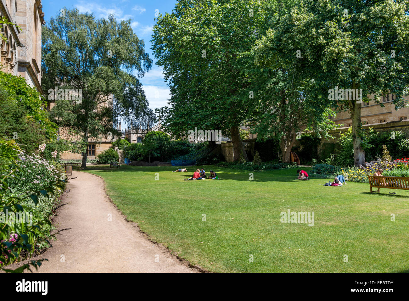 Le jardin des Fellows de l'Exeter College est un lieu où les élèves du collège rendez vous détendre et parfois au cours de l'étude nice w Banque D'Images