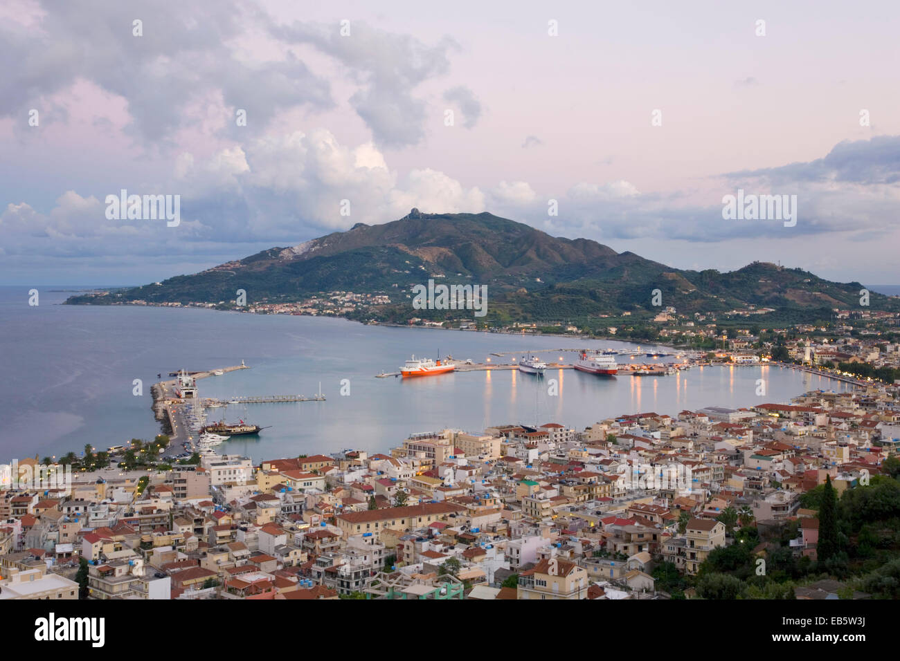 La ville de Zakynthos, Zante, îles Ioniennes, Grèce. Vue du dessus des toits de Bochali le port et la péninsule de Vasilikos, au crépuscule. Banque D'Images