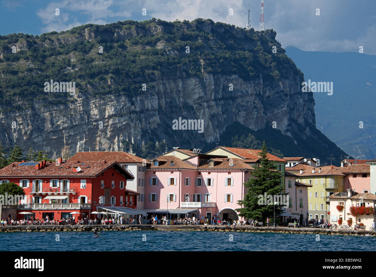 Ville au bord du lac Malcesine Lac de Garde Italie Banque D'Images