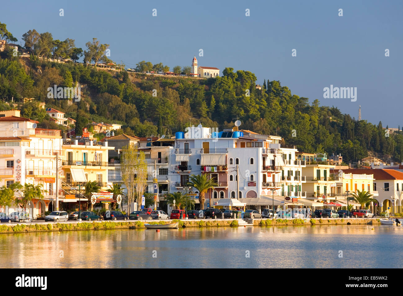 La ville de Zakynthos, Zante, îles Ioniennes, Grèce. Vue sur port à bord de l'eau, tôt le matin. Banque D'Images