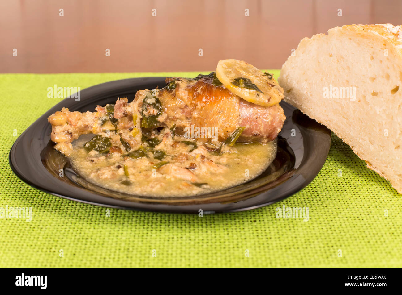 Cuisse de poulet braisé à la sauce aux champignons aux épinards Banque D'Images