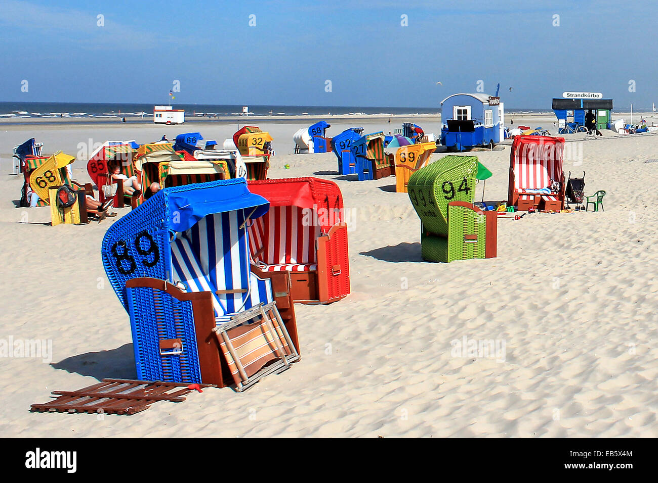 Strandkoerbe auf der Insel Juist Banque D'Images