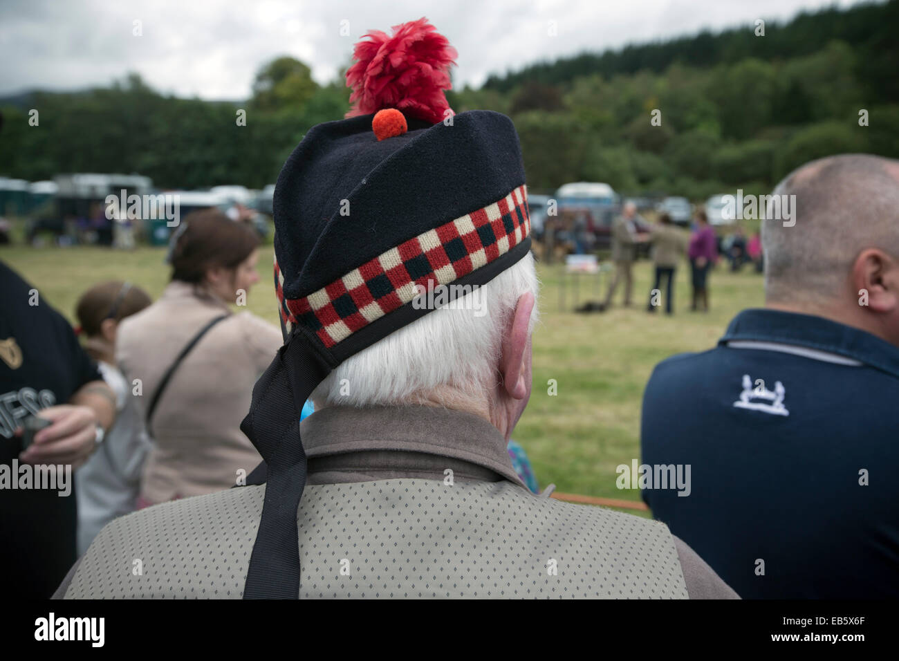 Un homme portant un chapeau traditionnel écossais Glengarry regardant le  Dalmally Agricultural Society Show à Dalmally, en Écosse Photo Stock - Alamy