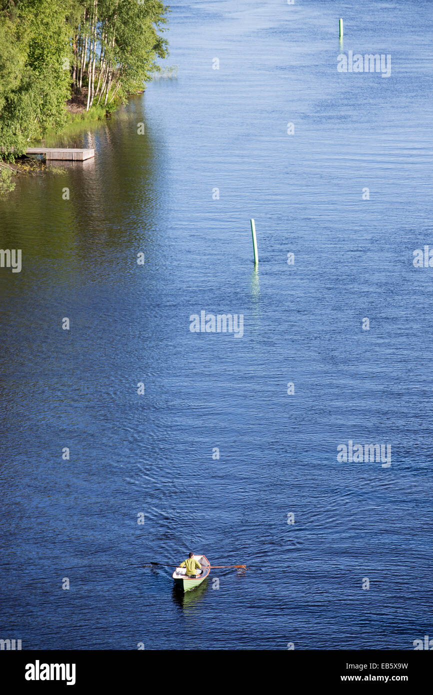 Vue aérienne d'un homme avirant une barque / skiff / canot à Leppävirta River , Finlande Banque D'Images