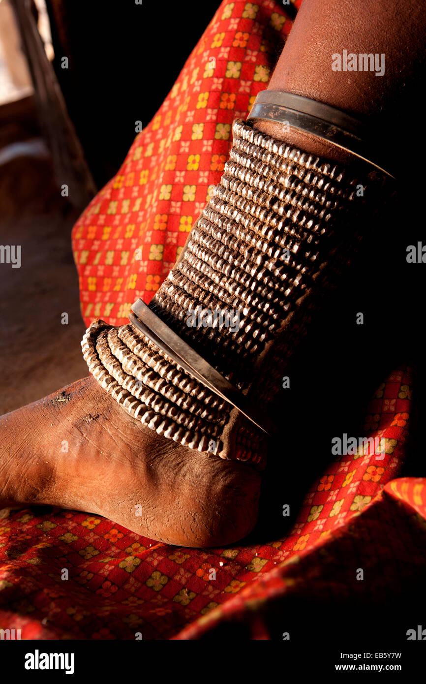Bracelet de cheville Femme Himba - Damaraland - Namibie, Afrique Banque D'Images