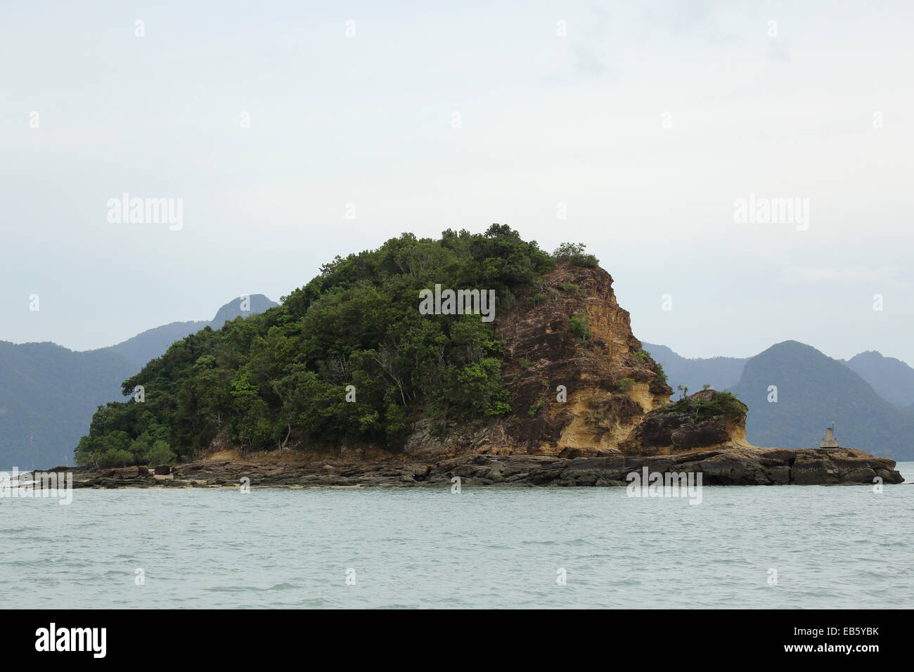 Un îlot inhabité au large de Pulau Langkawi, Malaisie. L'archipel de Langkawi se trouve dans le détroit de Malacca. Banque D'Images