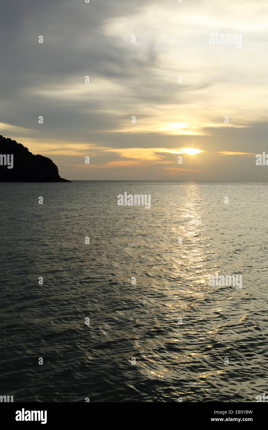 Coucher de soleil sur la mer à Pulau Langkawi, Malaisie. L'archipel de Langkawi se trouve dans le détroit de Malacca. Banque D'Images