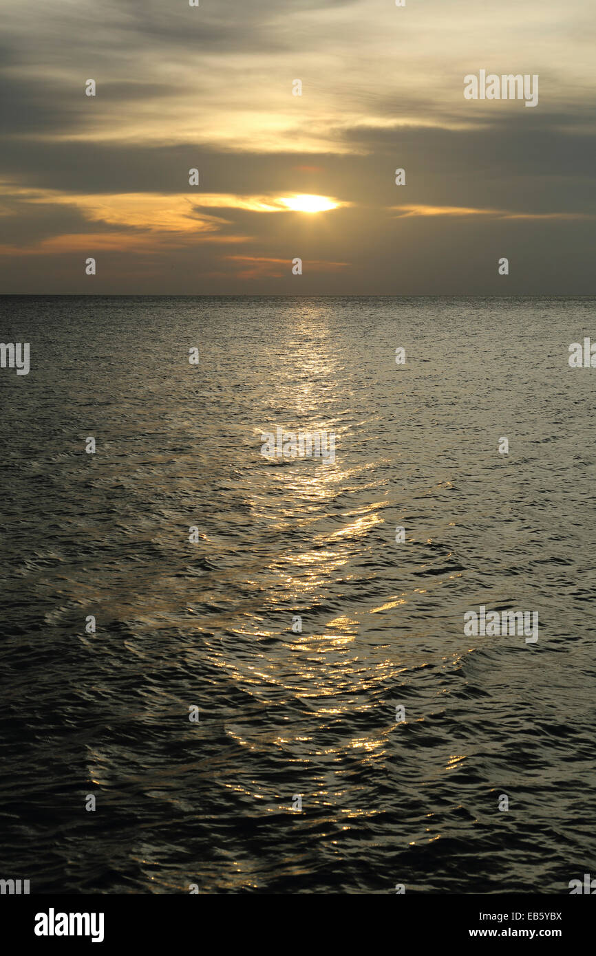 Coucher de soleil sur la mer à Pulau Langkawi, Malaisie. L'archipel de Langkawi se trouve dans le détroit de Malacca. Banque D'Images