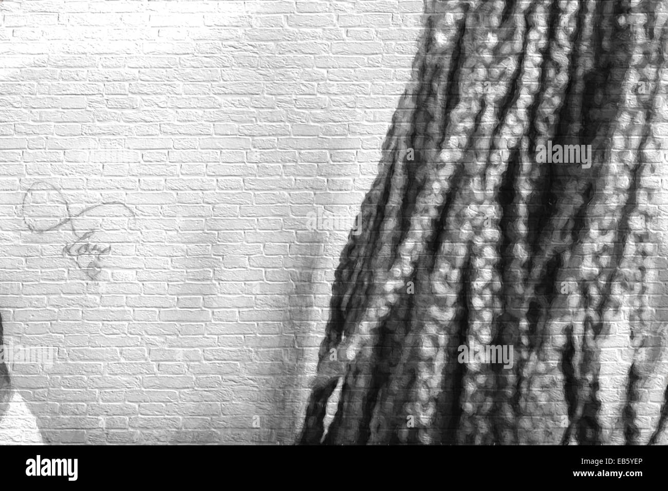 Résumé photo de womans musclé de retour avec amour tatouage qui dit que l'amour, la force, la puissance ou l'amour, la concurrence concept gris Banque D'Images