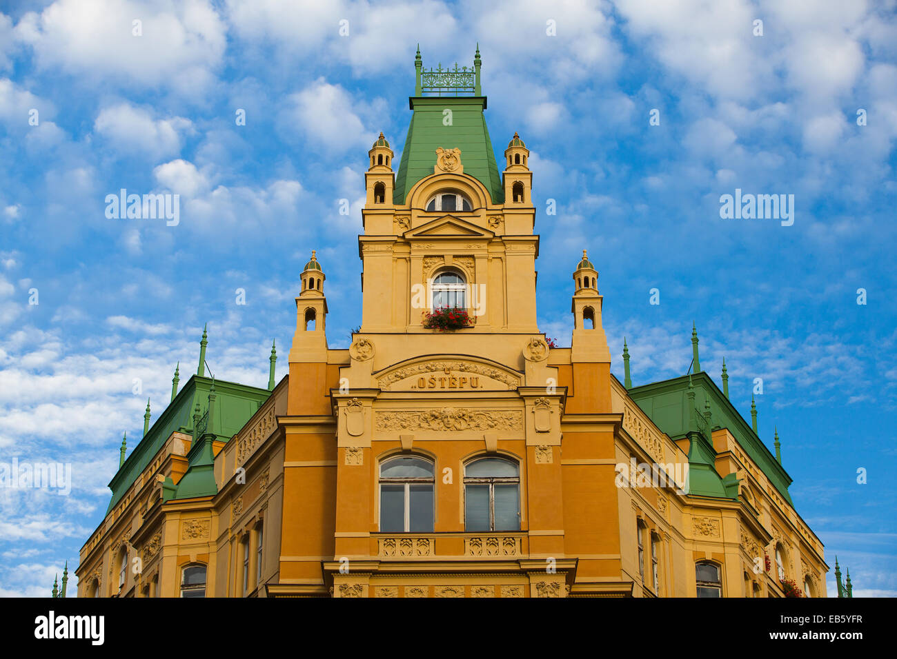 Prague, République tchèque : 20,2014 Republic-August non réparé maison historique dans la rue avec des boutiques de luxe dans le centre-ville. Banque D'Images