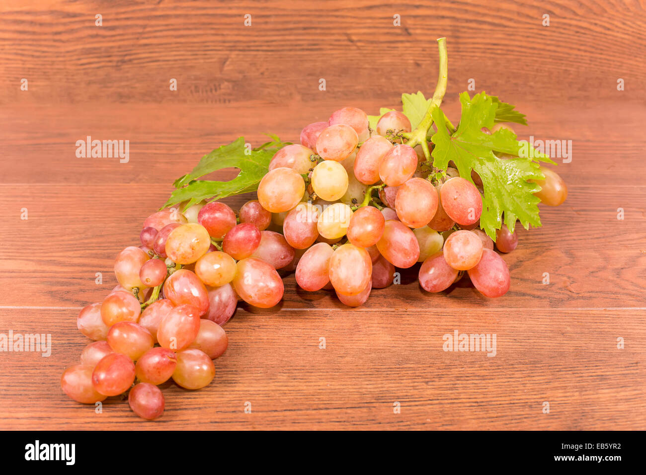 Grappe de raisin avec un grand raisin rose Banque D'Images