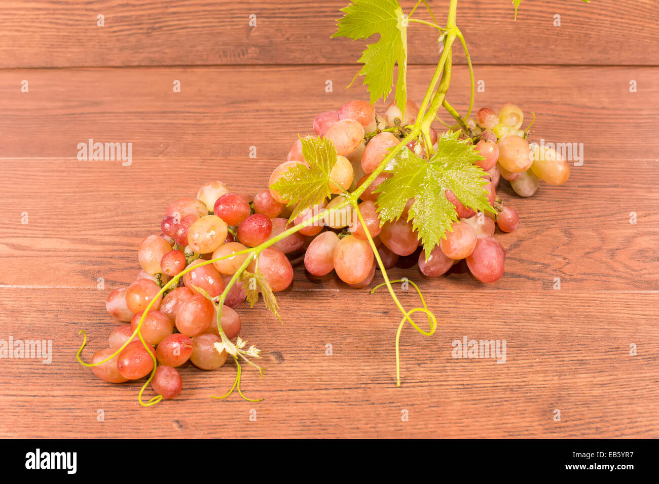 Grappe de raisin avec un grand raisin rose Banque D'Images