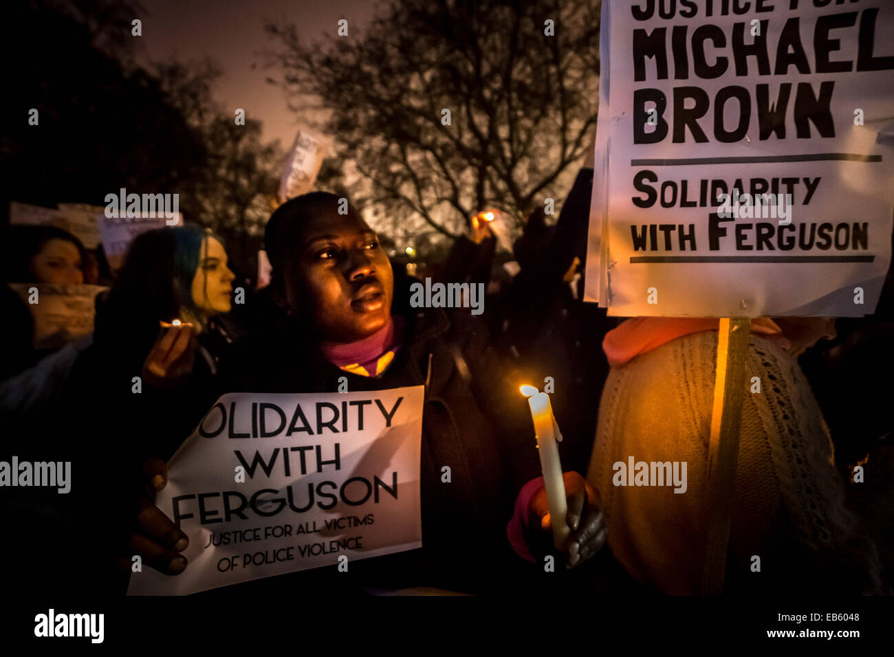 La justice pour Michael Brown. Autour de 200 manifestants et des partisans de Black vit et se lever au racisme rassembler devant l'ambassade américaine à Londres, en solidarité pour le récent décès de Michael Brown. Le 9 août 2014, Michael Brown Jr., un 18-year-old African American man, a été mortellement blessé par 28-year-old white Ferguson agent de police Darren Wilson dans la ville de Ferguson, Missouri, États-Unis. Banque D'Images