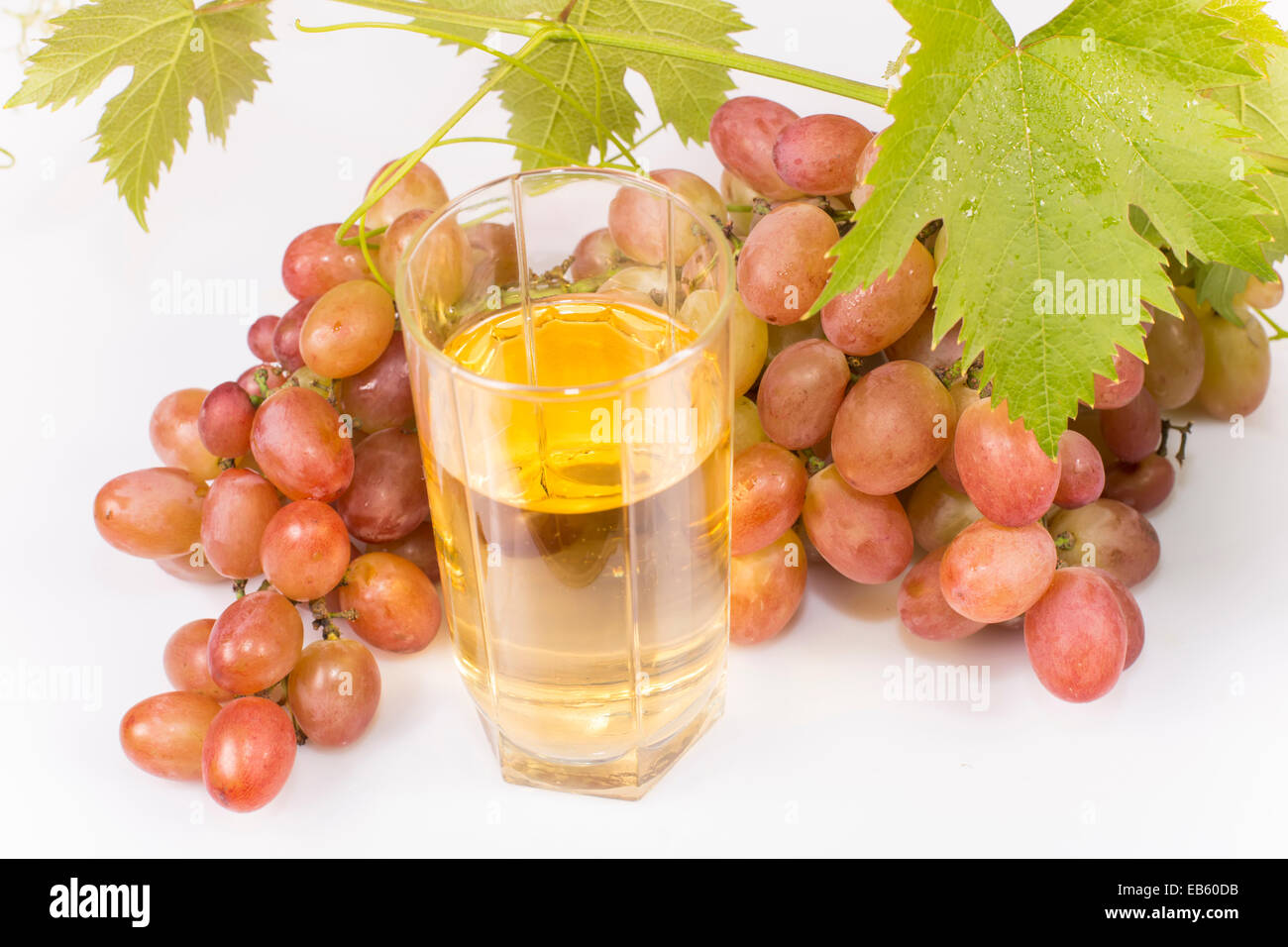 Grappe de raisin avec un grand raisin rose Banque D'Images