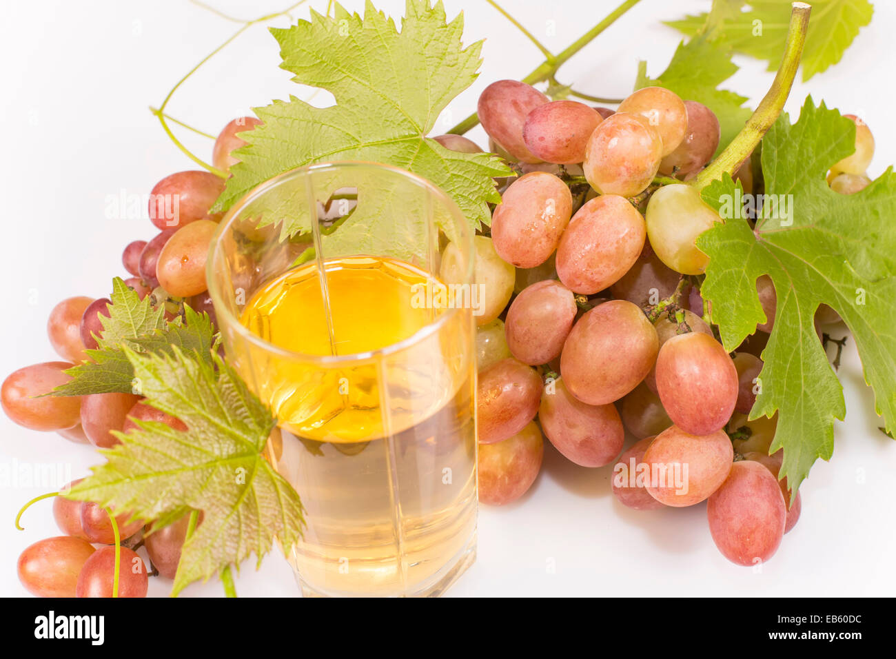 Grappe de raisin avec un grand raisin rose Banque D'Images