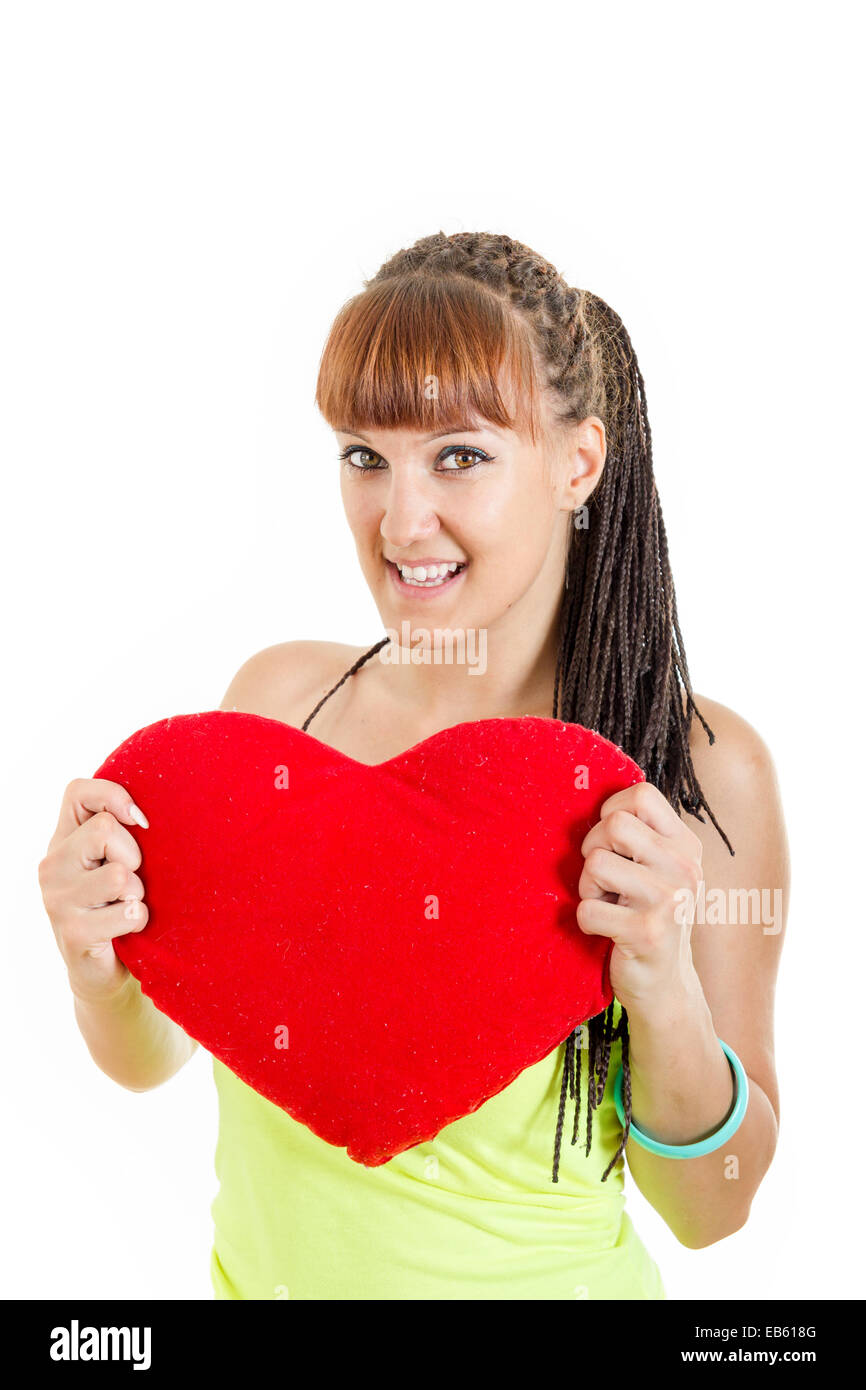 Portrait de saint Valentin romantique de happy young woman in love coeur rouge holding en mains smiling Banque D'Images
