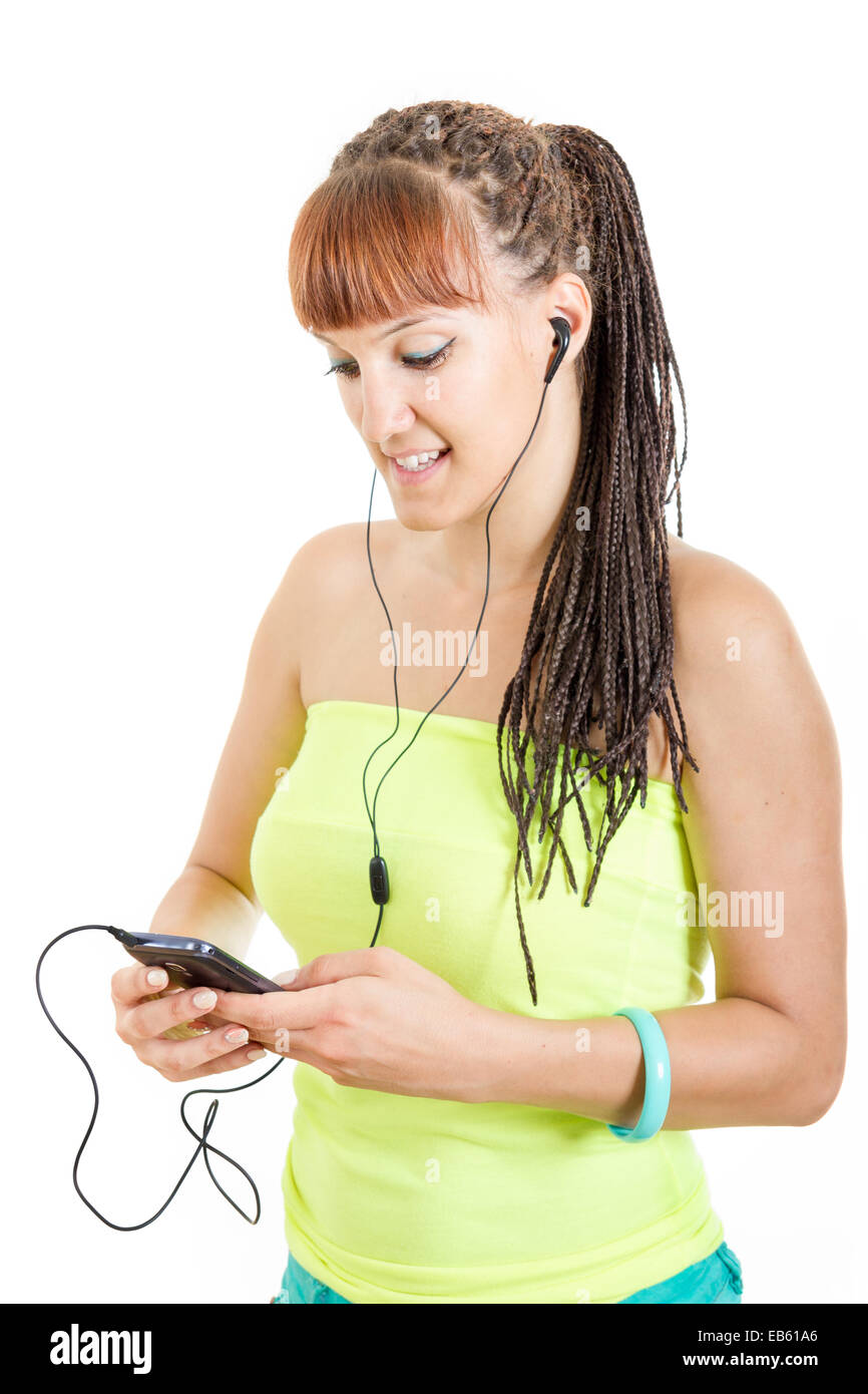 Young woman wearing earphones l'écoute de musique sur smart phone smiling , fille parcourt son téléphone intelligent à l'aide de mp3 player Banque D'Images