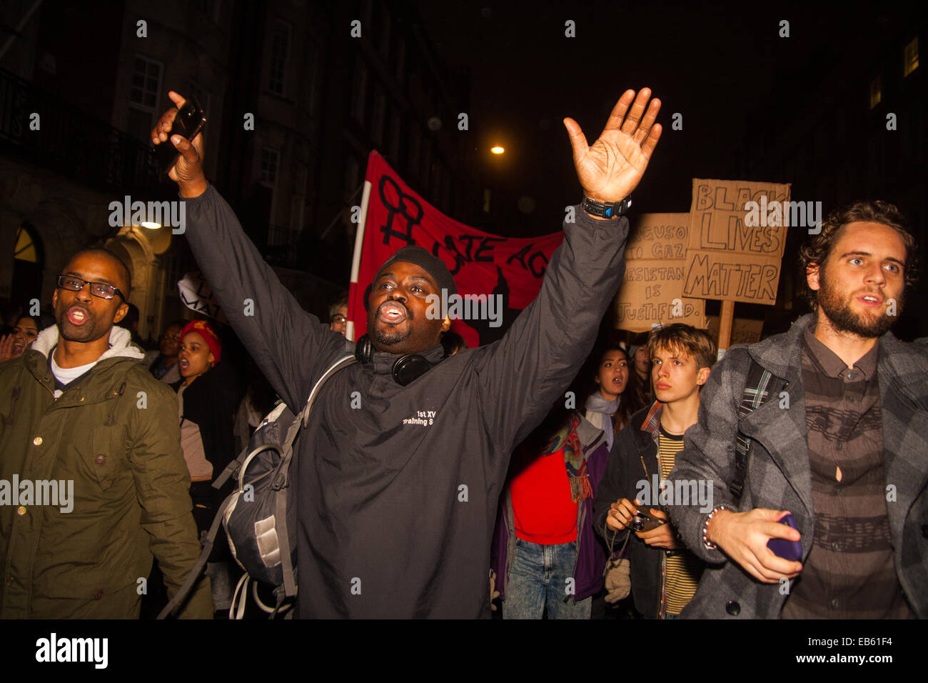 Londres, le 26 novembre 2014. Un vigile pour adolescent Mike Brown qui a été abattu par un policier à Ferguson, New York cette année, a lieu en dehors de l'ambassade des États-Unis à Londres. L'anti-racisme et défenseurs de droits de l'homme appelé le 'urgence' protester à la suite d'un jugement du tribunal qui efface Policier Darren Wilson de meurtre. Sur la photo : un manifestant rend l 'hands-up, ne tirez pas !" le geste de mars procède par Mayfair. Banque D'Images
