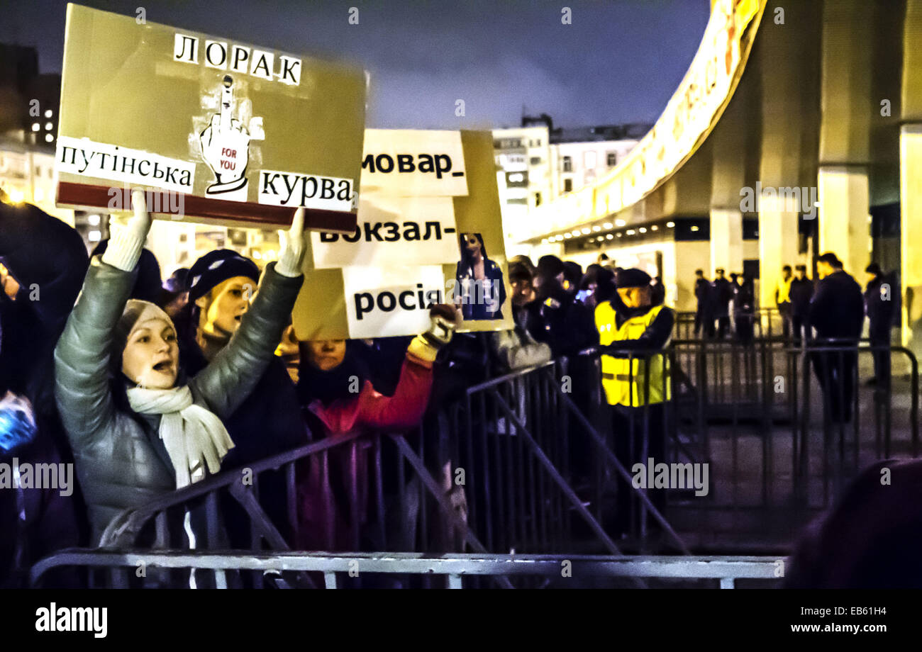Le 26 novembre 2014 - jeunes nationalistes exigent les téléspectateurs à abandonner le concert visite -- Le mercredi 26 novembre 2014 à Kiev Ukrainian ultranationalists a tenté de perturber le concert du chanteur populaire Ani Lorak. Ils ont accusé qu'elle ne voulait pas condamner l'agression de la Russie contre leur pays. Ani Lorak après l'annexion de la Crimée a pris l'un des music awards en Russie, où il est très populaire. Les jeunes ont lancé l'entrée au Palais de l'Ukraine, où le concert a lieu les oeufs de poule, des pétards et des bombes de fumée. Ils ont exigé des quelques fans de la chanteuse refuse de vi Banque D'Images