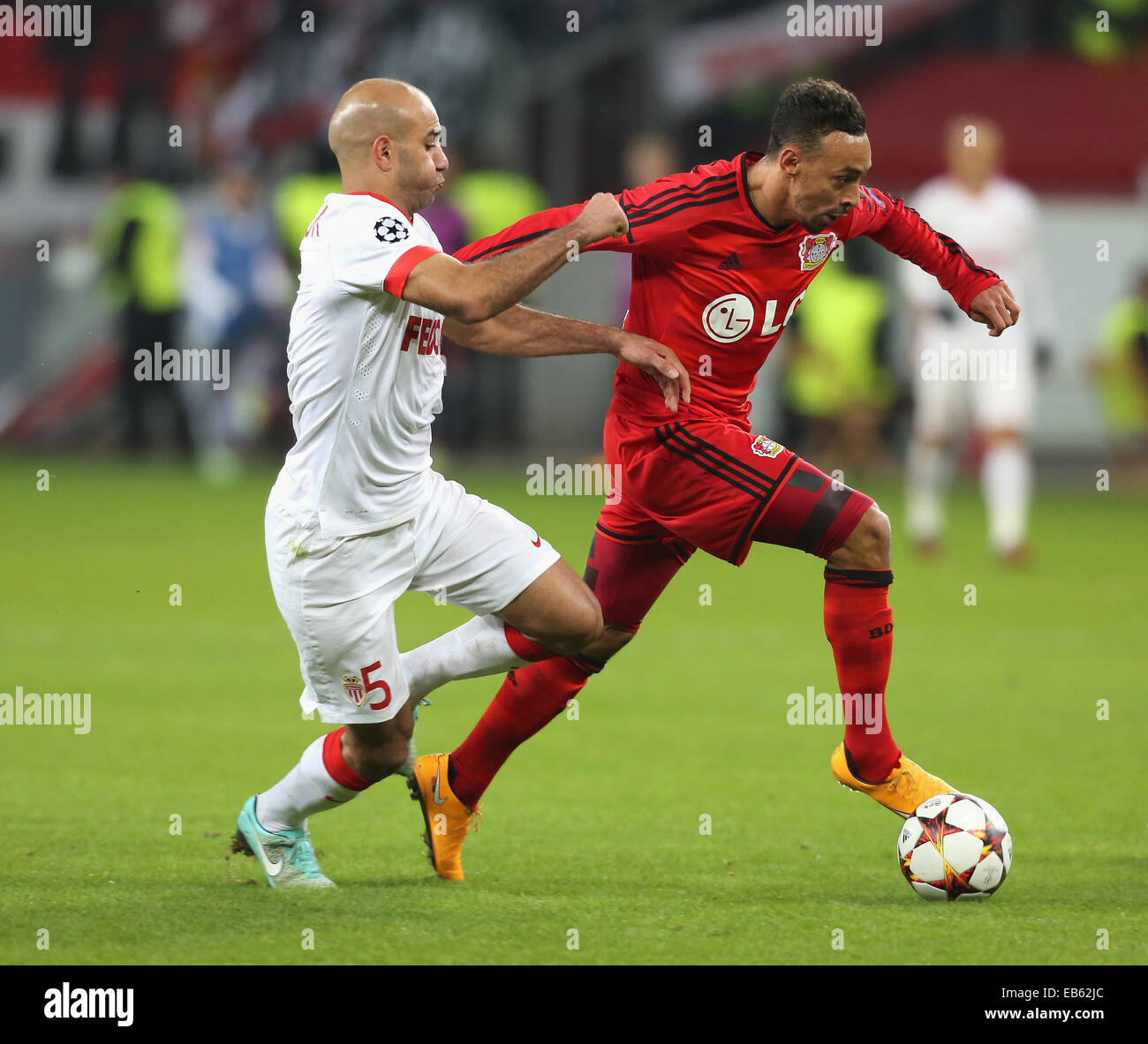 Leverkusen, Allemagne. 26 Nov, 2014. Phase de groupes de la Ligue des Champions, Bayer 04 Leverkusen contre l'AS Monaco. Karim Bellarabi de Leverkusen (R) et d'Aymen Abdennour de Monaco bataille pour le bal. Credit : Juergen Schwarz/Alamy Live News Banque D'Images