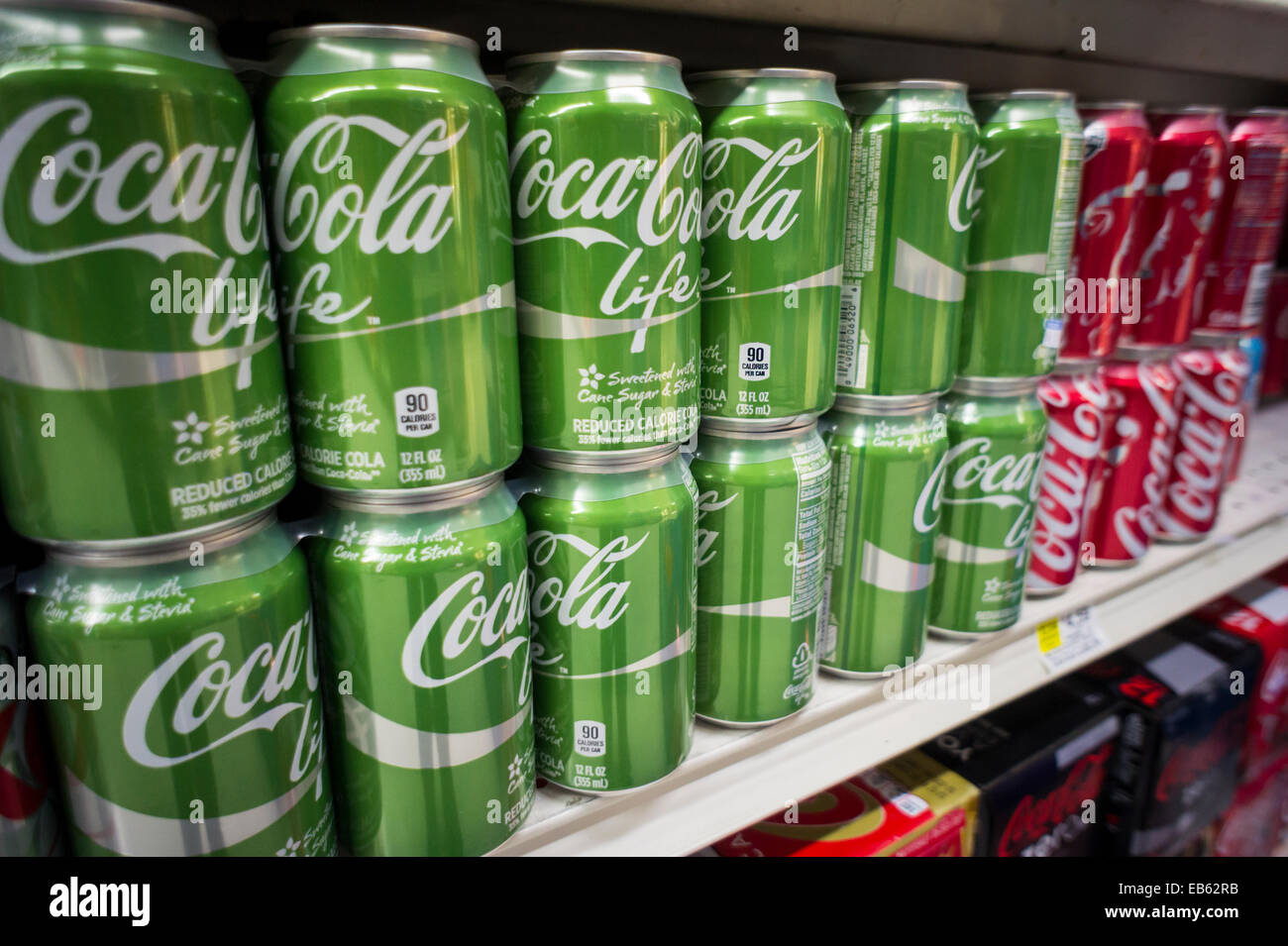 Six-pack de canettes de Coca-Cola la nouvelle vie dans un supermarché de New York Banque D'Images