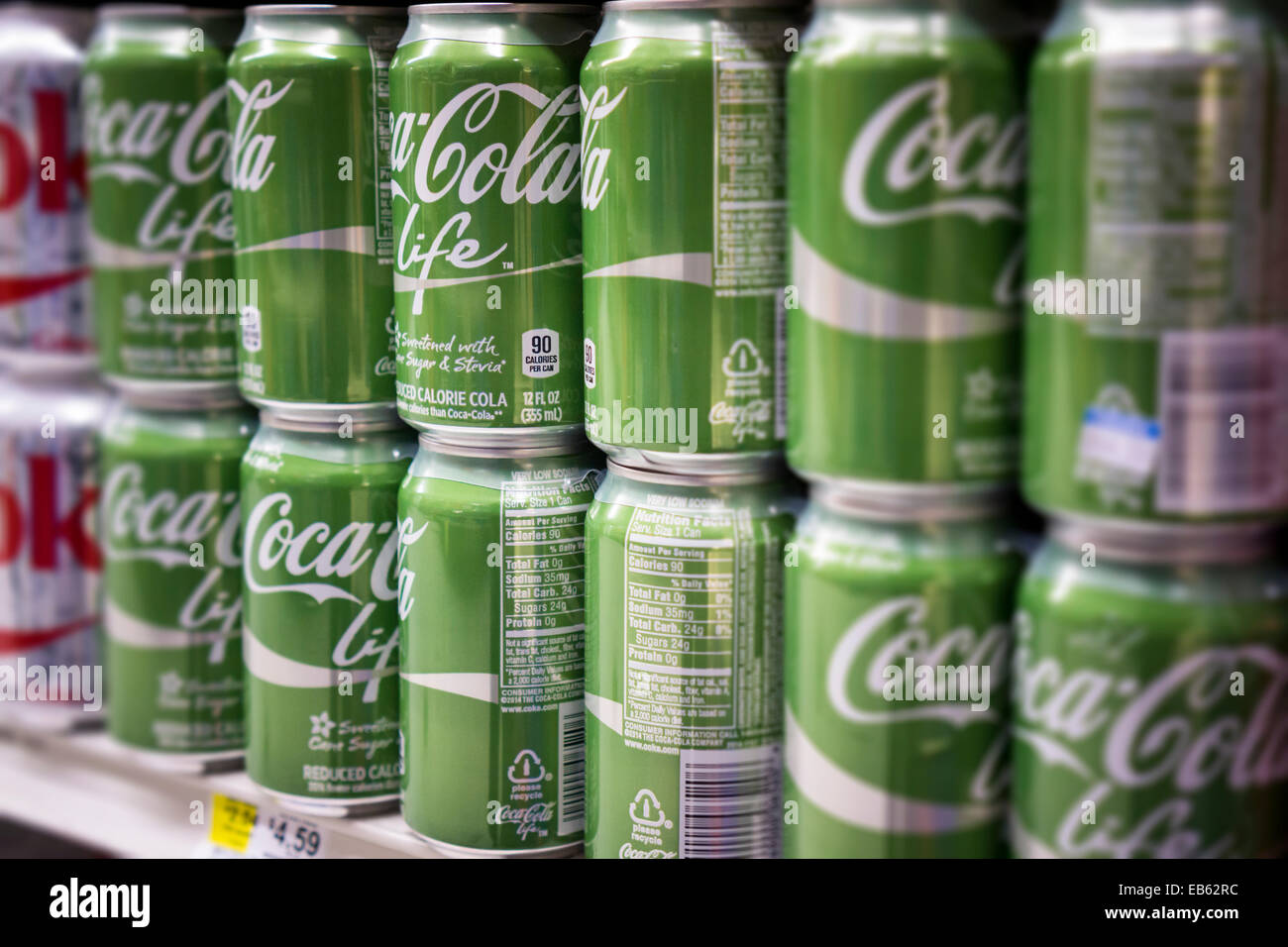 Six-pack de canettes de Coca-Cola la nouvelle vie dans un supermarché de New York Banque D'Images