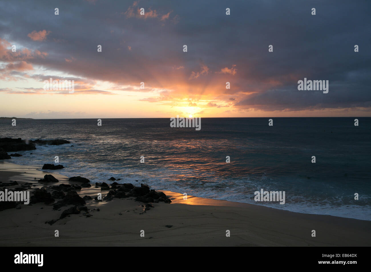 L'île de Molokai Hawaii plage Océan Ciel Soleil coucher blcook l'eau Banque D'Images