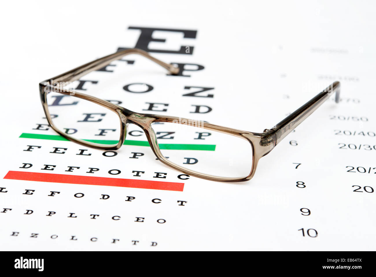 Les lunettes sur le tableau arrière-plan. Banque D'Images