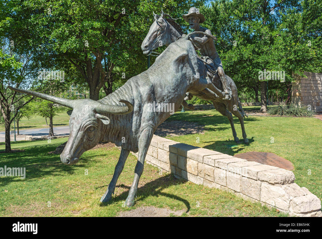 Texas, Frisco, Central Park, longhorn cattle drive sculptures en bronze Banque D'Images