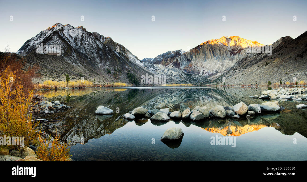 Alpenglow sur Convict Lake in California's Sierra Nevada. Banque D'Images