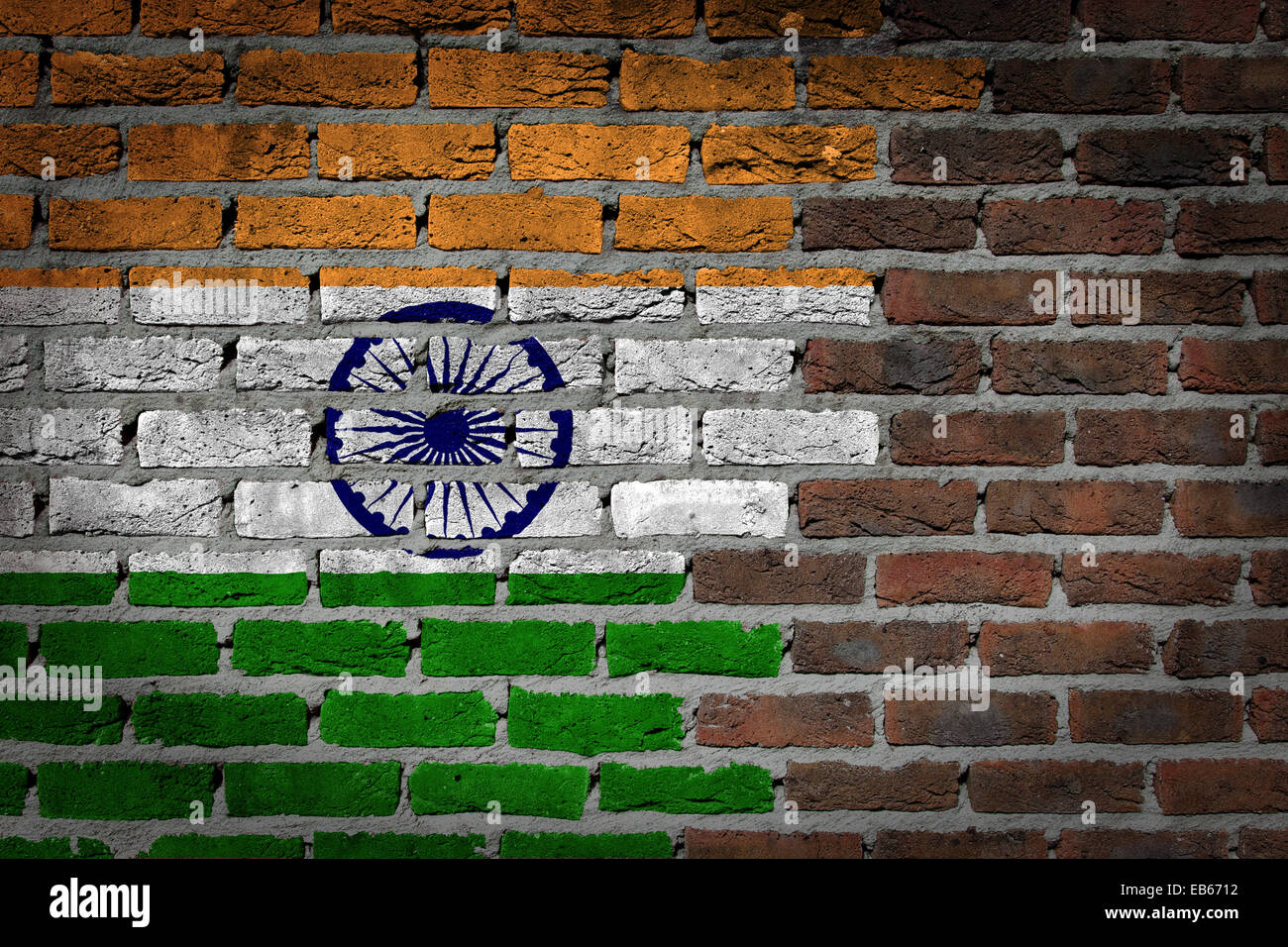 Très vieux mur en brique rouge foncé texture avec drapeau - Inde Banque D'Images